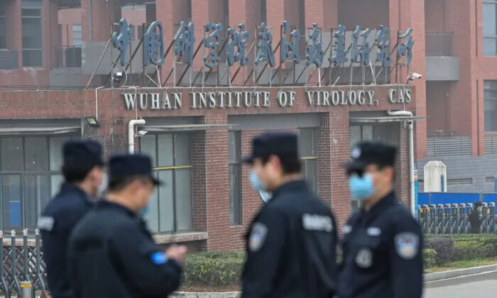 El personal de seguridad monta guardia frente al Instituto de Virología de Wuhan en Wuhan, China, el 3 de febrero de 2021. (Hector Retamal/AFP vía Getty Images)