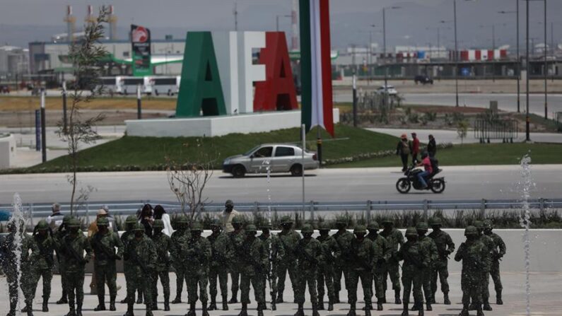 Miembros del Ejercito Mexicano permanecen al exterior del Aeropuerto Internacional Felipe Ángeles (AIFA) en el municipio de Zumpango, en el Estado de México (México). Fotografía de archivo. EFE/Sáshenka Gutiérrez
