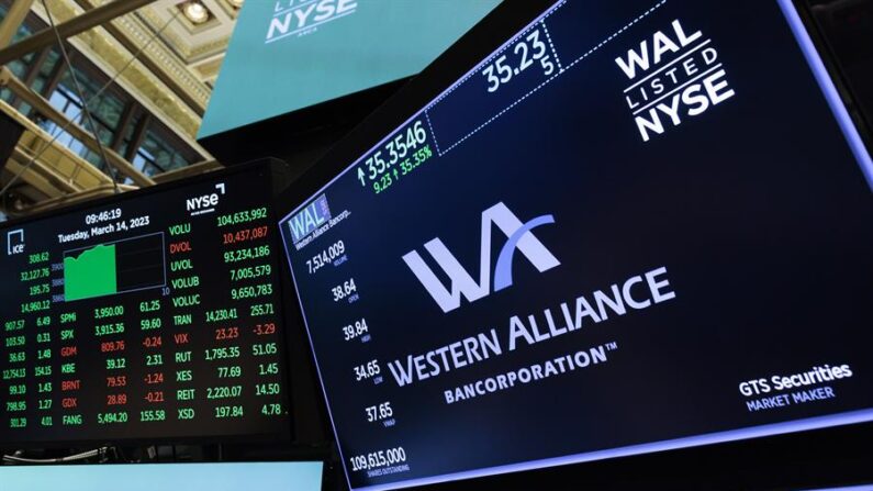 Vista del logo de Western Alliance en la Bolsa de Nueva York (EE.UU.), en una fotografía de archivo. EFE/Justin Lane