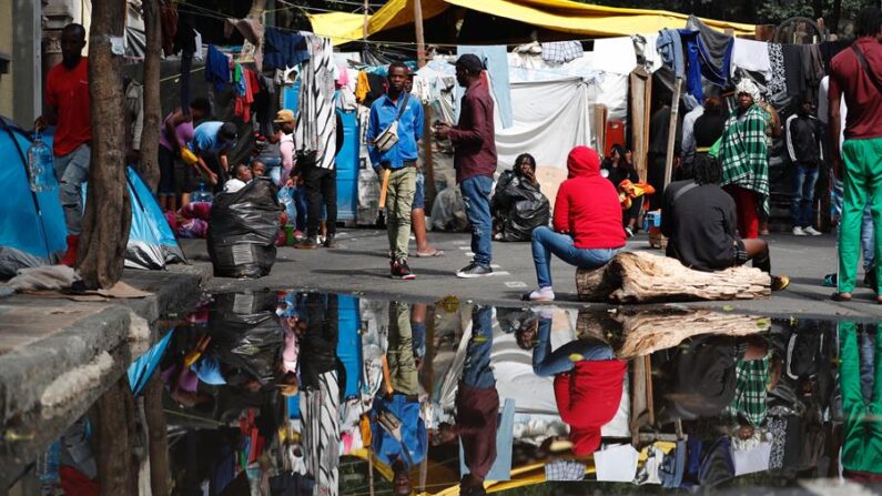 Migrantes de origen haitiano permanecen en un campamento en su intento por llegar a la frontera norte el 20 de mayo de 2023, en Ciudad de México (México). EFE/Sáshenka Gutiérrez