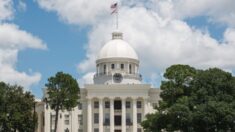 Alabama promulga oficialmente la prohibición de mendigar y merodear en sus carreteras