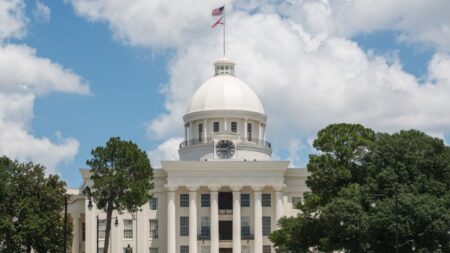Alabama promulga oficialmente la prohibición de mendigar y merodear en sus carreteras