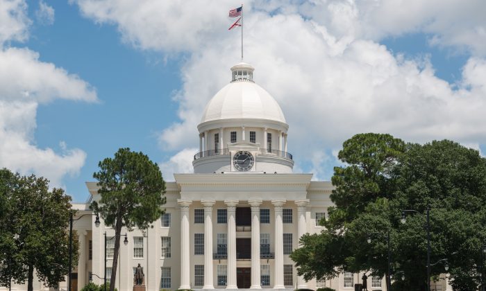 El Capitolio del Estado de Alabama en Montgomery el 13 de julio de 2016. ("Capitolio del estado de Alabama, Montgomery, vista oeste 20160713 1" de DXR/Wikimedia Commons[CC BY-SA 4.0 (ept.ms/2j9VWgB)])