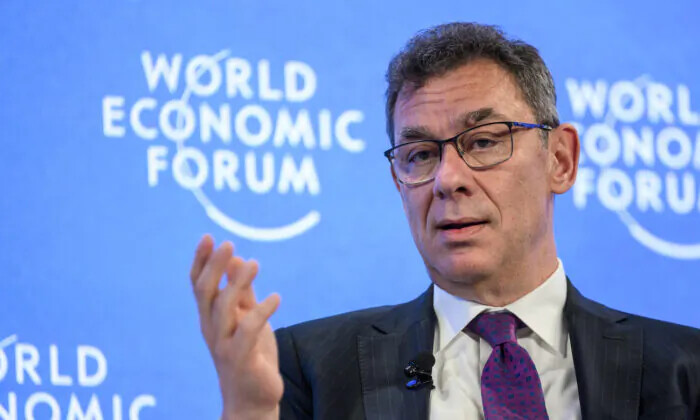 El director ejecutivo de Pfizer, Albert Bourla, hace un gesto durante una sesión en la reunión anual del Foro Económico Mundial, en Davos, Suiza, el 25 de mayo de 2022. (Fabrice Coffrini/AFP vía Getty Images)
