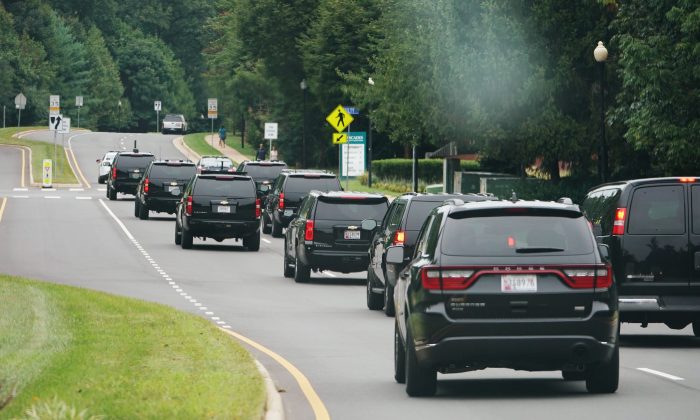 La caravana que lleva al presidente Donald Trump viaja en Sterling, Virginia, cerca del Trump National Golf Club el 8 de septiembre de 2018. (MANDEL NGAN/AFP/Getty Images)