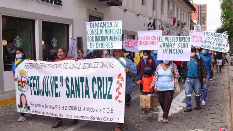 Periodistas bolivianos sostienen carteles el 9 de mayo de 2023, durante una marcha en Santa Cruz (Bolivia). EFE/Juan Carlos Torrejón