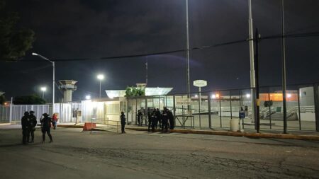 Al menos 3 presos muertos deja riña al interior de penal en Ciudad de México