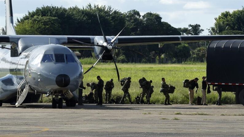 Soldados se prestan a unirse a la búsqueda de los menores perdidos después de un accidente aéreo en el sur de Colombia, en San José del Guaviare (Guaviare), el 20 de mayo de 2023. EFE/Mauricio Dueñas Castañeda