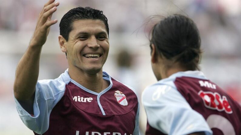 Fotografía de archivo donde aparece el jugador Javier Yacuzzi (i). EFE/José Jácome
