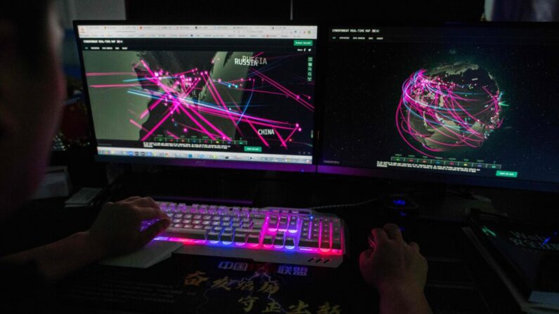 Un hacker utiliza su ordenador en Dongguan, en la provincia meridional china de Guangdong, el 4 de agosto de 2020. (Nicolas Asfouri/AFP vía Getty Images)
