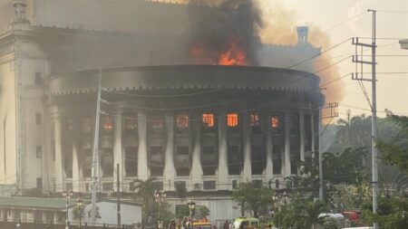Un incendio arrasa el histórico edificio de Correos de Manila