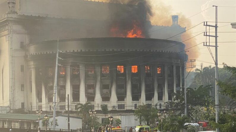 Un incendio arrasa el histórico edificio de Correos de Manila. EFE/EPA/Francis R. Malasig