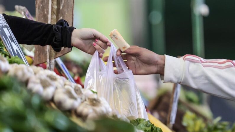 Una persona realiza compras en el mercado Central de Frutas y Verduras, en la localidad de Tápiales, en Buenos Aires (Argentina), en una fotografía de archivo. EFE/Juan Ignacio Roncoroni