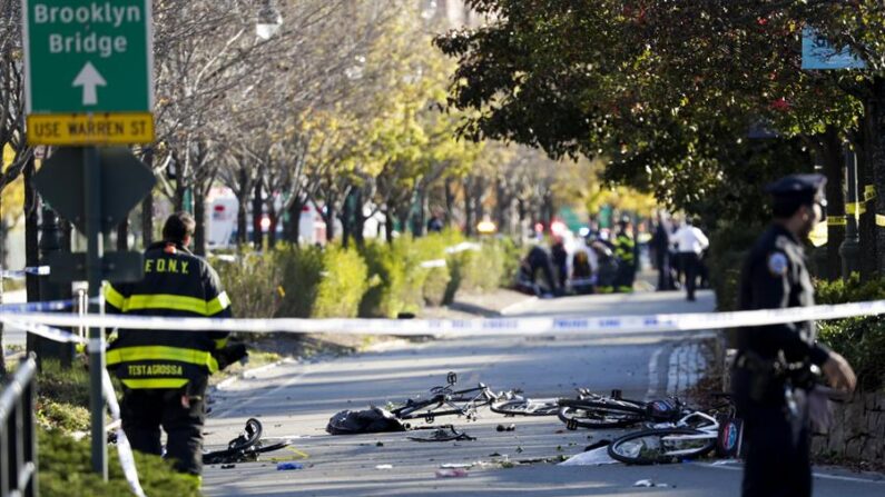 Fotografía de archivo donde miembros de la unidad de emergencias retiran el cuerpo de una víctima mortal, el 31 de octubre de 2017, después de un incidente donde un hombre arrolló con una camioneta a varias personas en un carril bici en el centro de Nueva York (EE. UU.). EFE/Jason Szenes