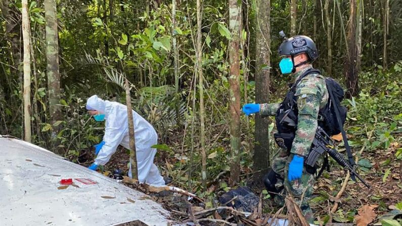 Fotografía cedida por el Ejército de Colombia de las labores de recuperación en el lugar de accidente de una avioneta que cayó en medio de la selva, el 18 de mayo de 2023, en el Guaviare (Colombia). EFE/Ejército de Colombia
