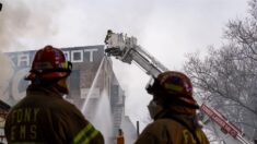 Los bomberos buscan a posibles personas atrapadas tras el colapso de un edificio en Iowa