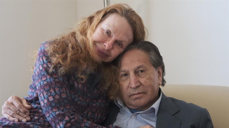 Fotografía de archivo del expresidente peruano Alejandro Toledoy su esposa, Eliane Karp, durante una entrevista con Efe en Menlo Park, California (EE.UU). EFE/ Guillermo Azábal
