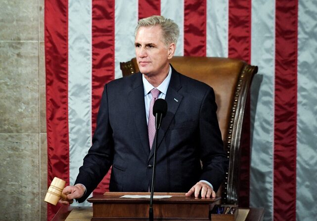 El presidente de la Cámara de Representantes, Kevin McCarthy, sostiene el mazo tras ser elegido en la 15ª votación en el Capitolio de EE.UU., en Washington, el 7 de enero de 2023. (Olivier Douliery/AFP vía Getty Images)