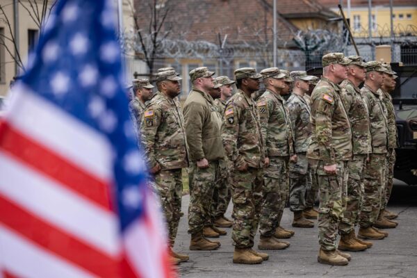 Soldados estadounidenses asisten a una ceremonia de inauguración transformando el Grupo de Apoyo de Área Polonia en la Guarnición permanente del Ejército de EE.UU. en Polonia, en el Campamento Kosciuszko de Poznan, Polonia, el 21 de marzo de 2023. (Wojtek Radwanski/AFP vía Getty Images)
