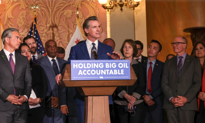 El gobernador de California Gavin Newsom habla en la rotonda del Capitolio del Estado de California en Sacramento el 28 de marzo de 2023. (Cortesía de la Oficina del Gobernador Gavin Newsom)