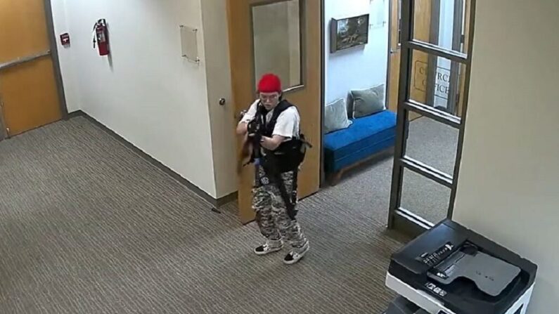 En esta imagen de video, Audrey Hale apunta con un arma en el interior de The Covenant School en Nashville, Tennessee, el 27 de marzo de 2023. (Departamento de Policía de Nashville vía The Epoch Times)
