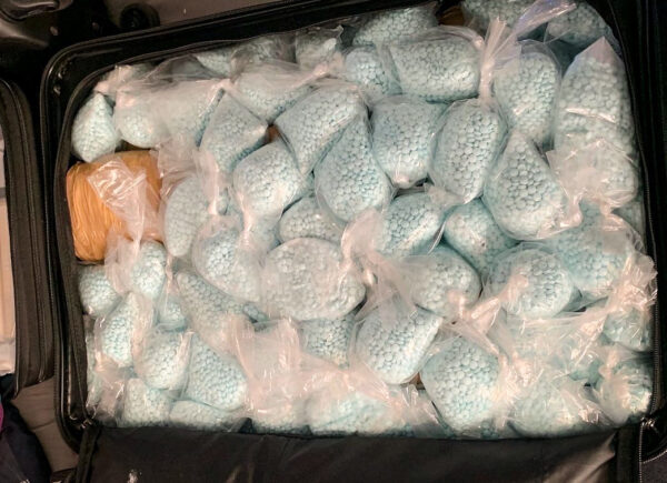 Una bolsa llena de pastillas de fentanilo incautada por la DEA de Los Ángeles. (Cortesía de la DEA de Los Ángeles)
