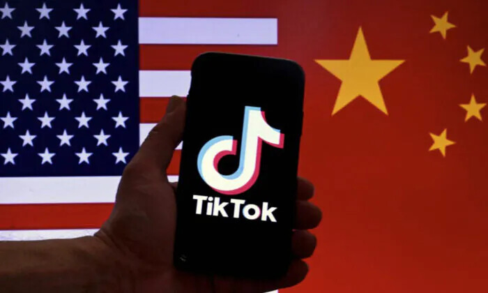 El logotipo de TikTok en la pantalla de un iPhone frente a una bandera de EE.UU. y un fondo de bandera china, en Washington, el 16 de marzo de 2023. (Olivier Douliery/AFP a través de Getty Images)
