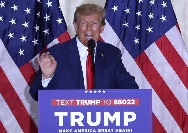 El expresidente Donald Trump habla durante un acto en Mar-a-Lago en West Palm Beach, Florida, el 4 de abril de 2023. (Alex Wong/Getty Images)