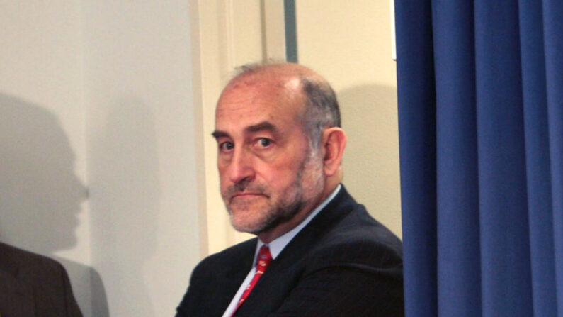 Mark F. Pomerantz, en una rueda de prensa en Nueva York el 12 de marzo de 2008. (Chris Hondros/Getty Images)