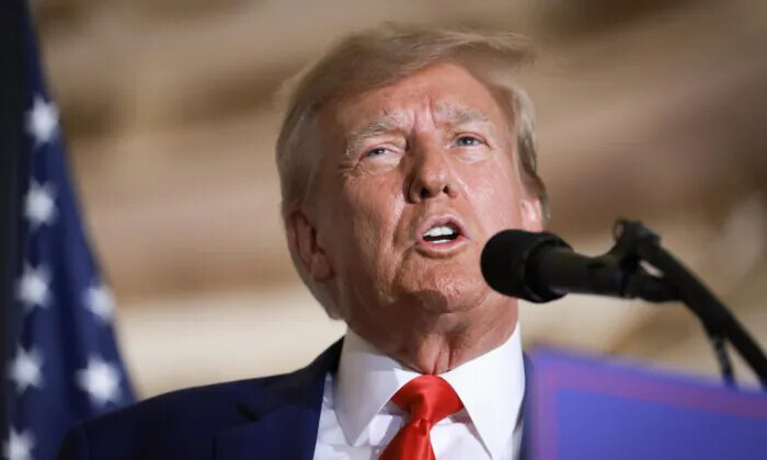El expresidente de Estados Unidos, Donald Trump, habla durante un evento en Mar-a-Lago Club en West Palm Beach, Florida, el 4 de abril de 2023. (Joe Raedle/Getty Images)