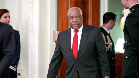 ProPublica omite que absolvieron al juez Clarence Thomas de violación ética, dice un defensor