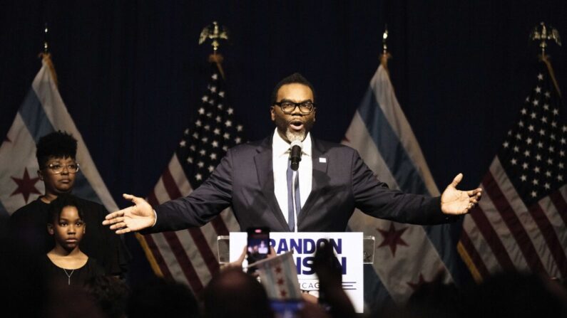 El organizador sindical y comisionado del condado de Cook, Brandon Johnson, habla tras ser proyectado ganador como alcalde en Chicago, Illinois, el 4 de abril de 2023. (Alex Wroblewski/Getty Images)
