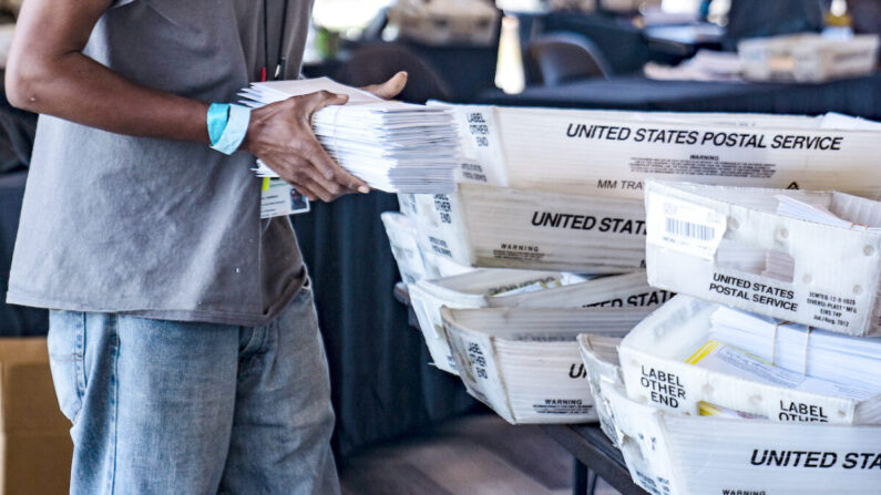 Un trabajador electoral procesa los votos por correo en Atlanta, Georgia, el 2 de noviembre de 2020. (Megan Varner/Getty Images)