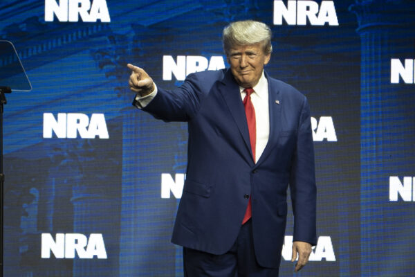 El expresidente, Donald J. Trump, habla en la Asociación Nacional del Rifle en Indianápolis, Indiana, el 14 de abril de 2023. (Madalina Vasiliu/The Epoch Times)