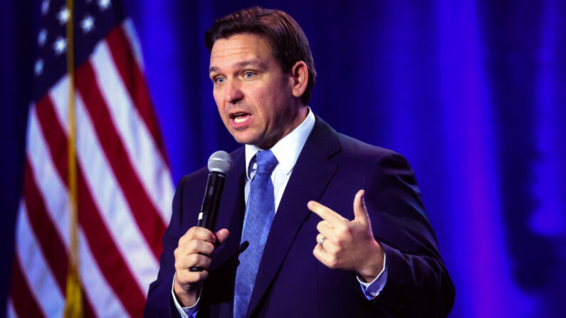 El gobernador de Florida, Ron DeSantis, habla a los votantes de Iowa reunidos en la Feria Estatal de Iowa en Des Moines, Iowa, el 10 de marzo de 2023. (Scott Olson/Getty Images)
