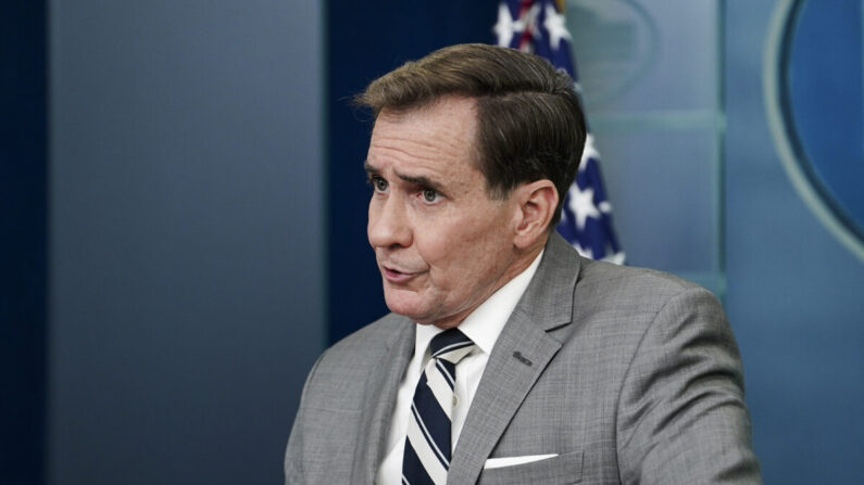 El coordinador de Comunicaciones Estratégicas del Consejo de Seguridad Nacional, John Kirby, responde a preguntas durante una rueda de prensa con periodistas en la Casa Blanca, Washington, el 20 de abril de 2023. (Madalina Vasiliu/The Epoch Times)
