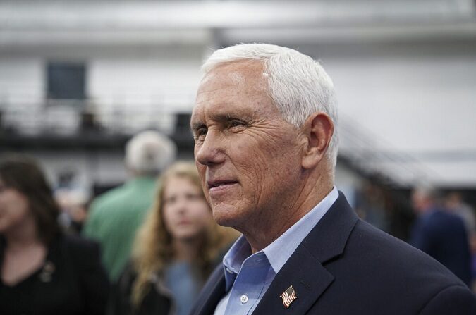 El ex vicepresidente Mike Pence se reúne con invitados en la Iowa Faith & Freedom Coalition en Clive, Iowa, el 22 de abril de 2023. (Madalina Vasiliu/The Epoch Times)