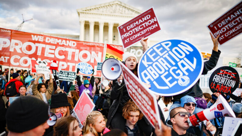 Activistas provida y proaborto sostienen carteles con puntos de vista opuestos durante la 50ª manifestación anual de la Marcha por la Vida frente a la Corte Suprema de Estados Unidos, en Washington, el 20 de enero de 2023. (Chip Somodevilla/Getty Images)
