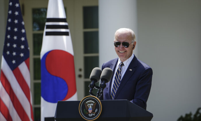 El presidente Joe Biden durante una rueda de prensa en la Casa Blanca en Washington el 26 de abril de 2023. (Madalina Vasiliu/The Epoch Times)