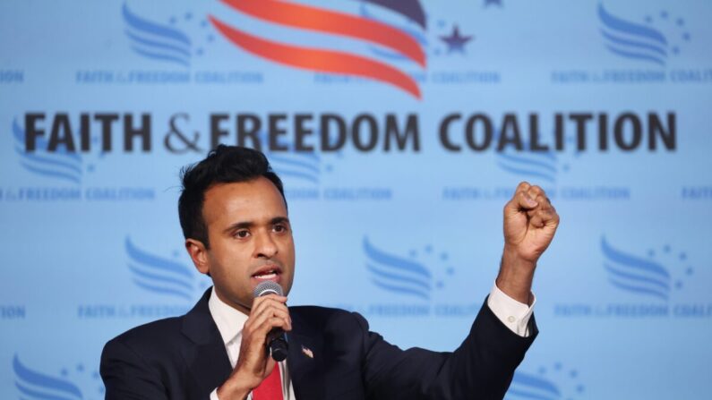 El empresario Vivek Ramaswamy, candidato republicano a la presidencia, habla a los invitados en la inauguración de primavera de la Coalición Fe y Libertad de Iowa en Clive, Iowa, el 22 de abril de 2023. (Scott Olson/Getty Images)