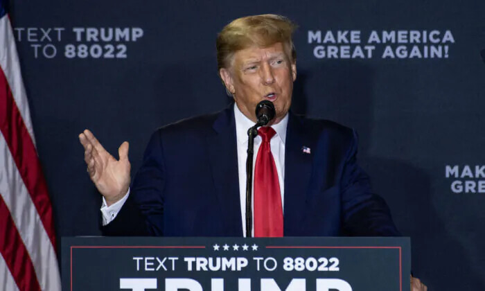 El expresidente Donald Trump habla durante un mitin Make America Great Again, en Manchester, NH, el 27 de abril de 2023. (Joseph Prezioso/AFP vía Getty Images)
