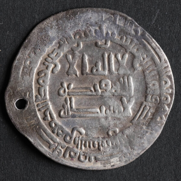 Una de las pocas monedas árabes de uno de los tesoros; la mayoría de ellas fueron cortadas en pedazos por los vikingos. (Fotos de Nordjyske Museer, Dinamarca)