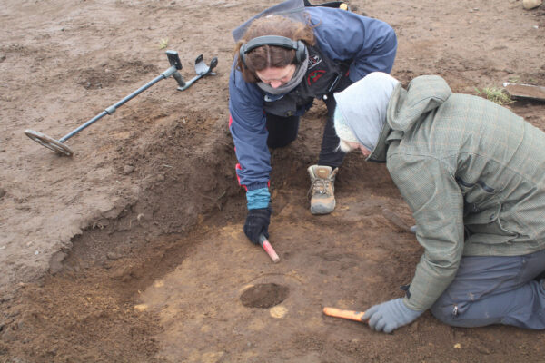 Buscadores examinan el suelo en busca de objetos de plata de la época vikinga en un campo de Blåtand, Dinamarca. (Fotos de Nordjyske Museer, Dinamarca)