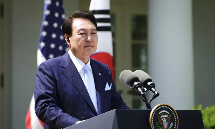 El presidente de Corea del Sur, Yoon Suk Yeol, habla en una conferencia de prensa en el jardín de rosas de la Casa Blanca, en Washington, el 26 de abril de 2023. (Madalina Vasiliu/The Epoch Times)
