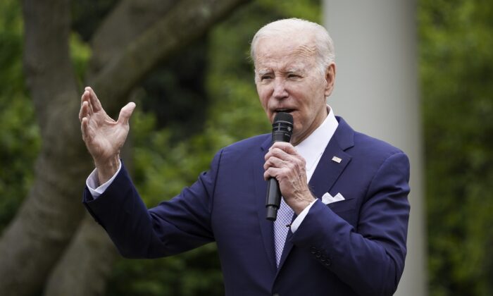 El presidente Joe Biden habla sobre "aprovechar el auge de la pequeña empresa" durante la Semana Nacional de la Pequeña Empresa en el Jardín de las Rosas de la Casa Blanca en Washington el 1 de mayo de 2023.(Madalina Vasiliu/The Epoch Times)