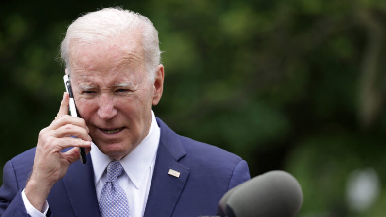 El presidente Joe Biden habla por teléfono en Washington, el 1 de mayo de 2023. (Alex Wong/Getty Images)

