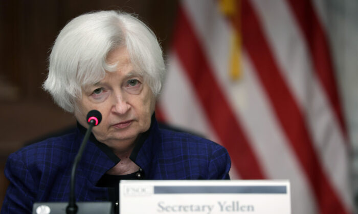 La secretaria del Tesoro, Janet Yellen, escucha durante una sesión abierta de una reunión del Consejo de Supervisión de Estabilidad Financiera en el Departamento del Tesoro el 21 de abril de 2023, en Washington. (Alex Wong/Getty Images)