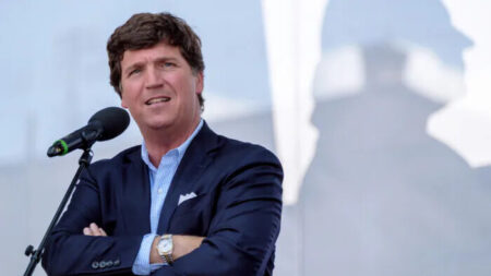 Fox News se resiente un mes después de la salida de Tucker Carlson