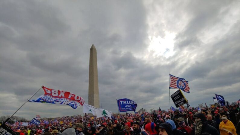 La gente se reúne en el Monumento a Washington en el National Mall en Washington para la manifestación "Stop the Steal" el 6 de enero de 2021. (Cortesía de Michael Hamilton)
