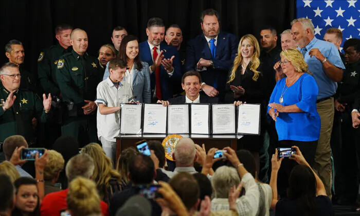 El gobernador de Florida, Ron DeSantis, firma un proyecto de ley contra el crimen, en el Museo y Salón de la Fama de la Policía Estadounidense, en Titusville, Florida, el 1 de mayo de 2023. (Cortesía de la Oficina del Gobernador de Florida)

